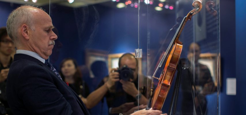 Βιολίστρια ξαναβρήκε το Στραντιβάριους που είχε ξεχάσει σε ένα τρένο στη Γερμανία
