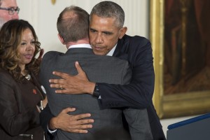 O πρόεδρος των ΗΠΑ Μπαράκ Ομπάμα αγκαλιάζει τον Μαρκ Μπάρντεν, ο εφτάχρονος γιος του οποίου είχε σκοτωθεί στο δημοτικό σχολείο Σάντι Χουκ το 2012