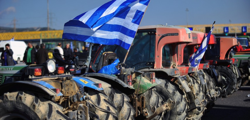 Ανυποχώρητοι παραμένουν στις θέσεις τους οι αγρότες (vid)