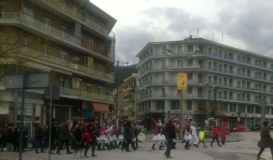 Φλώρινα: Με επιτυχία αναβίωσε το έθιμο των Μωμόγερων