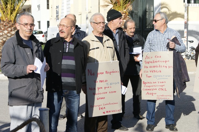 Βόλος: Ενημερωτική εξόρμηση συνταξιούχων για το ασφαλιστικό στην παραλία του Βόλου