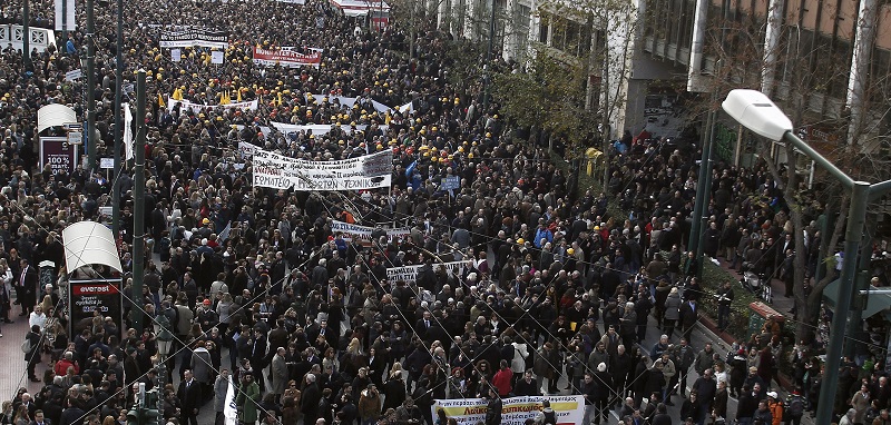 Συλλαλητήρια για το ασφαλιστικό – Σε “κλοιό” διαδηλωτών το Υπουργείο Εργασίας (vid)