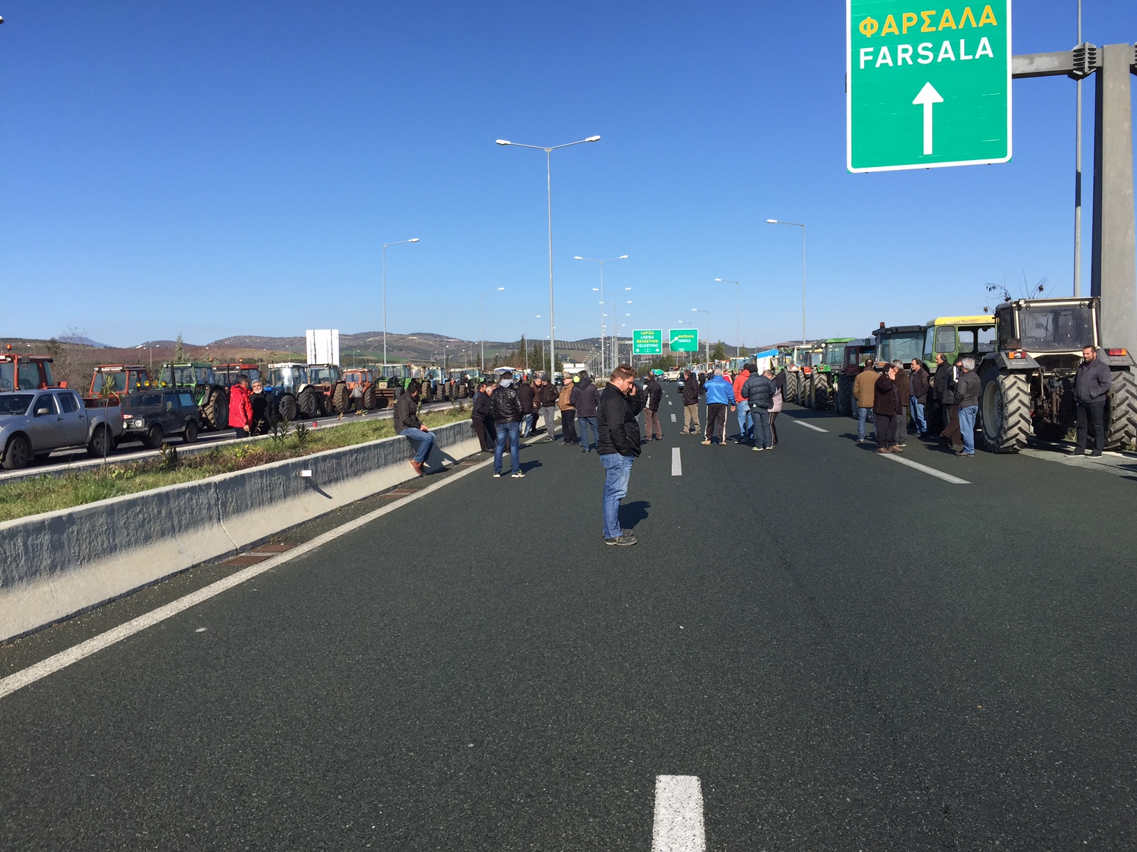 Πάνω από 300 τρακτέρ παρατεταγμένα στον κόμβο του Αερινού
