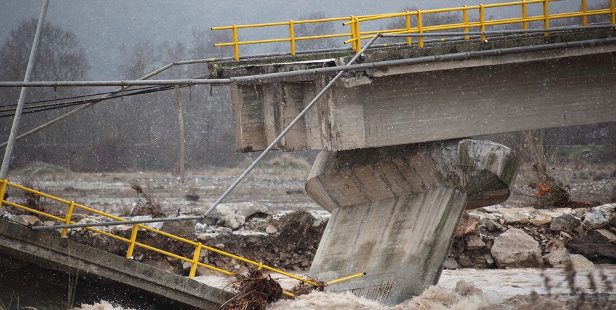 Ένα νεκρό άφησε η κακοκαιρία στις Σέρρες – Υπερχείλισε ο Πηνειός – Σήμα κινδύνου για τον  Έβρο (vid)