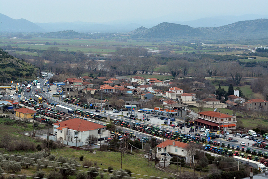 Συμβολικοί αποκλεισμοί από τους αγρότες – Ζητούν συνάντηση με Τσίπρα (VId)