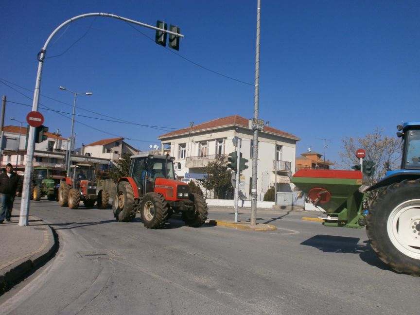 Τρίπολη: Διαμαρτυρία αγροτών με τρακτέρ και αγροτικά στο κέντρο της Τρίπολης
