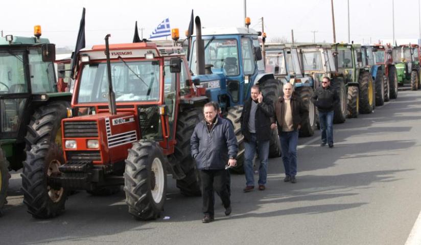 Ανεβάζουν στροφές στις μηχανές τους οι αγρότες – Λαϊκή έστησαν στο υπουργείο Εργασίας (Vid)