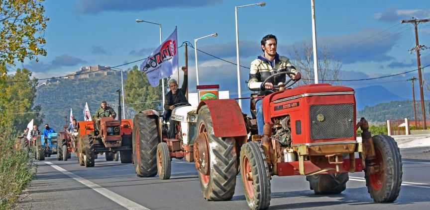 Εντείνουν τις κινητοποιήσεις τους οι αγρότες – Αποφάσισαν μπλόκα στις εθνικές οδούς (vid)