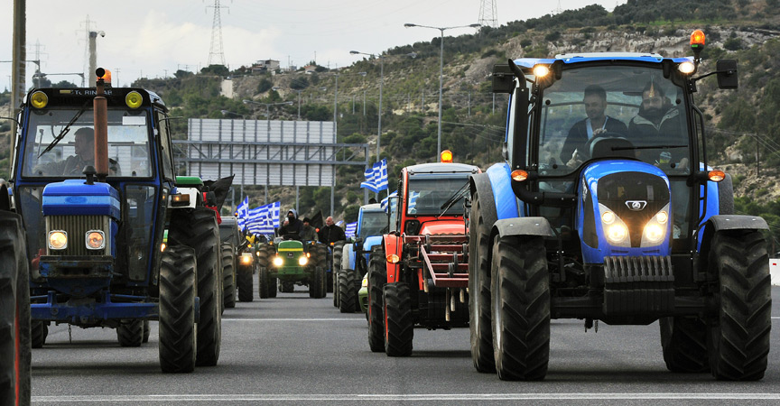 Στα μπλόκα παραμένουν οι αγρότες – Κρίσιμες συσκέψεις (vid)