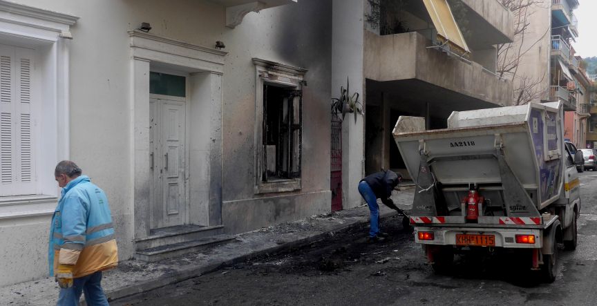 Επίθεση με βόμβες μολότοφ έξω από το σπίτι του Αλ. Φλαμπουράρη (vid)