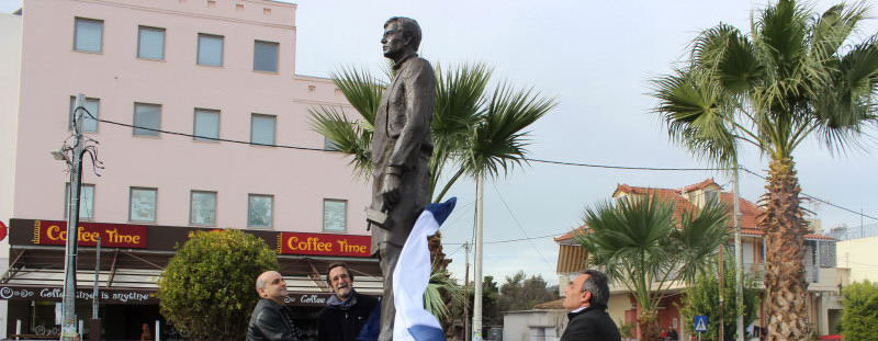 Το άγαλμα του “Εργάτη” κοσμεί την πόλη της Ελευσίνας