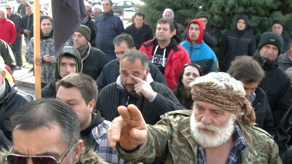 Καστοριά: Αγρότες αποδοκίμασαν βουλευτές στο αεροδρόμιο