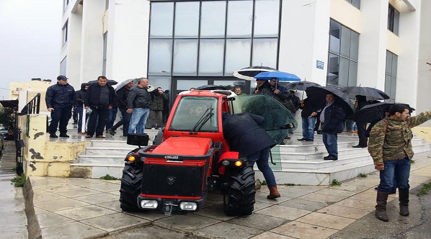 Ηράκλειο: Κατάληψη των αγροτών και ένταση