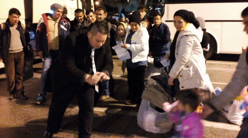 Καβάλα: Δραμινοί εθελοντές και ταχυδακτυλουργός για τους πρόσφυγες