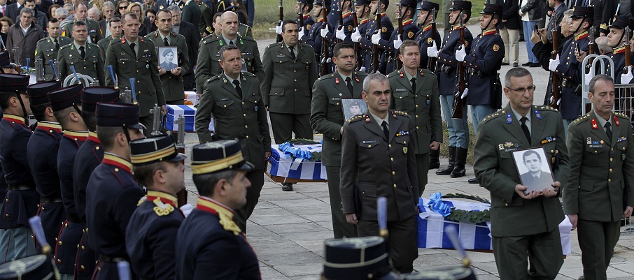 Με τιμές η υποδοχή των λειψάνων των έξι στρατιωτικών που έπεσαν στην Κύπρο