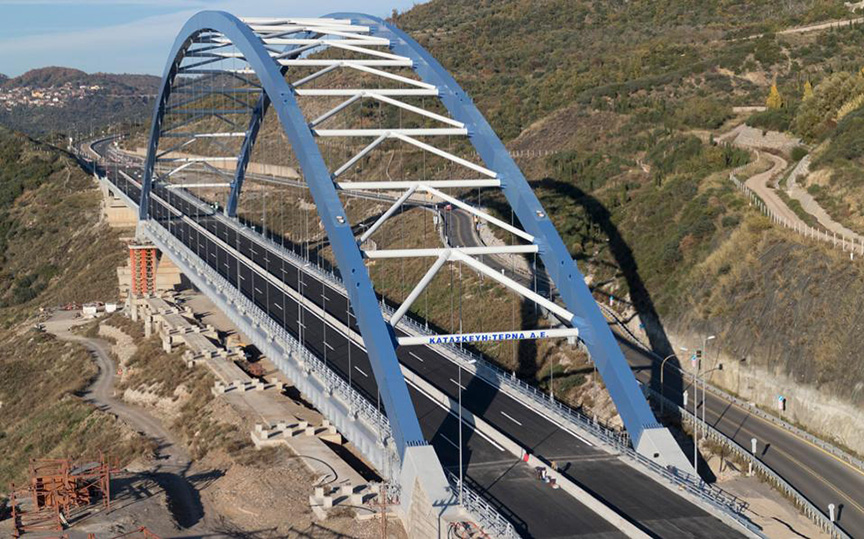 Στην κυκλοφορία παραδόθηκε η τοξωτή γέφυρα της Τσακώνας