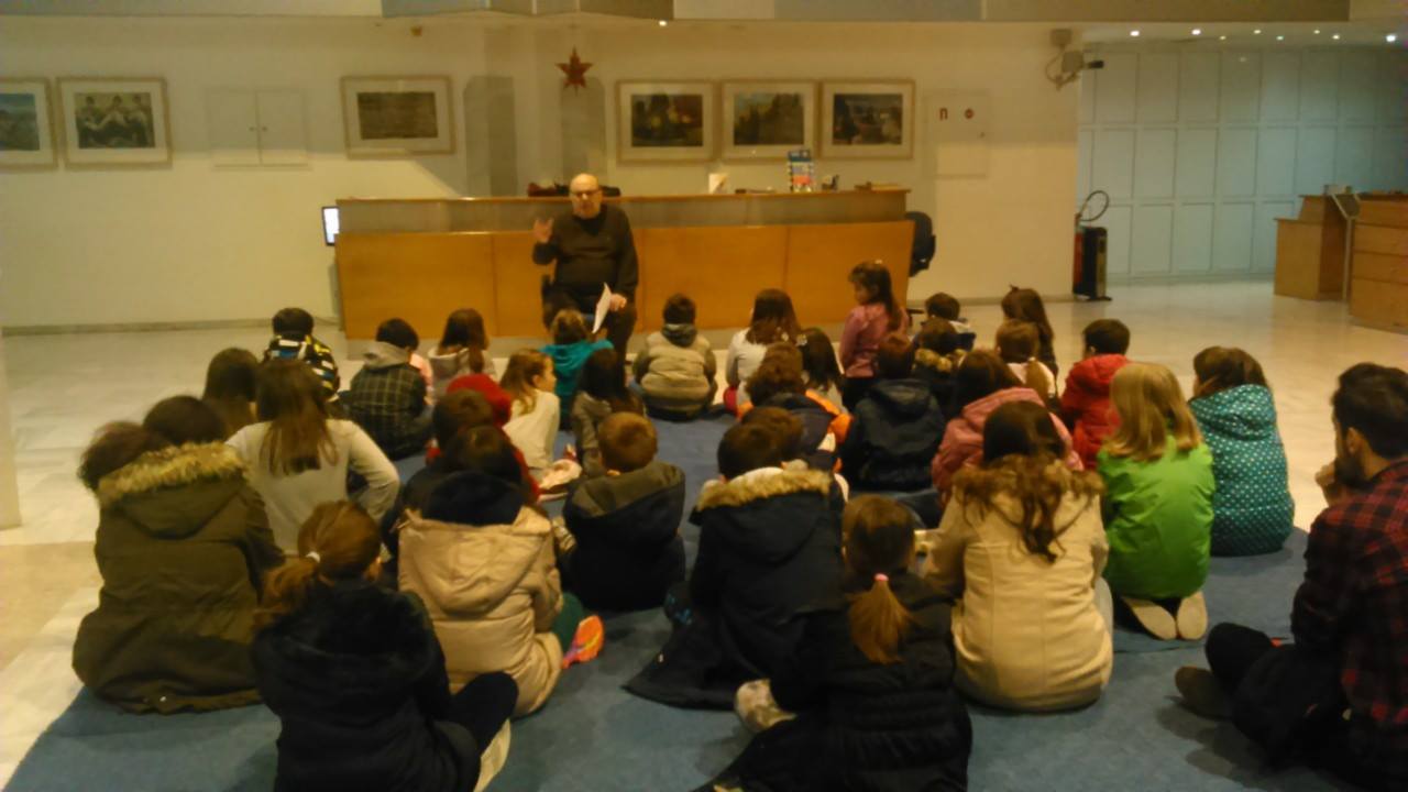 Λάρισα: O K. Tσιάνος μιλά με τους μικρούς μαθητές για «Τα Ψηλά Βουνά»