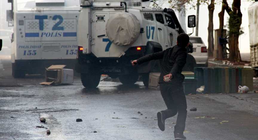 Τουρκία: Πολύνεκρες συγκρούσεις μεταξύ στρατού και ανταρτών του PKK – Απαγόρευση κυκλοφορίας στο Ντιγιάρμπακιρ