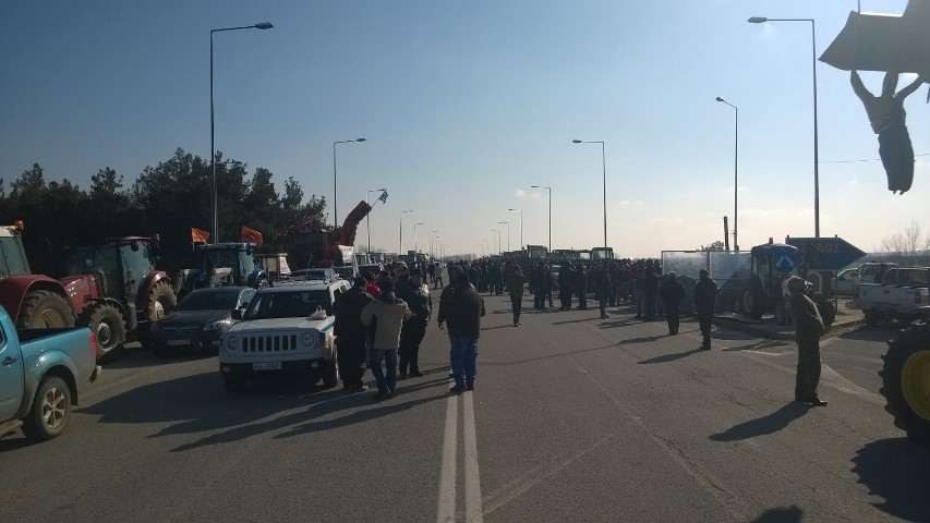 Έβρος: «Σκληραίνουν» τη στάση τους, παραμένουν στα μπλόκα οι αγρότες
