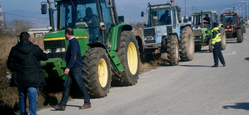 Αγρότες: Διατήρηση μπλόκων και συσκέψεις για καθορισμό της τακτικής τους (vid)