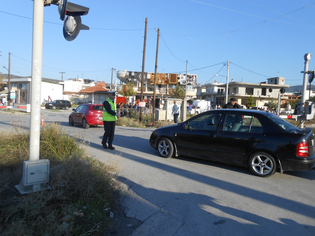 Βόλος: “Κόλλησαν” οι μπάρες σε σιδηροδρομική διάβαση