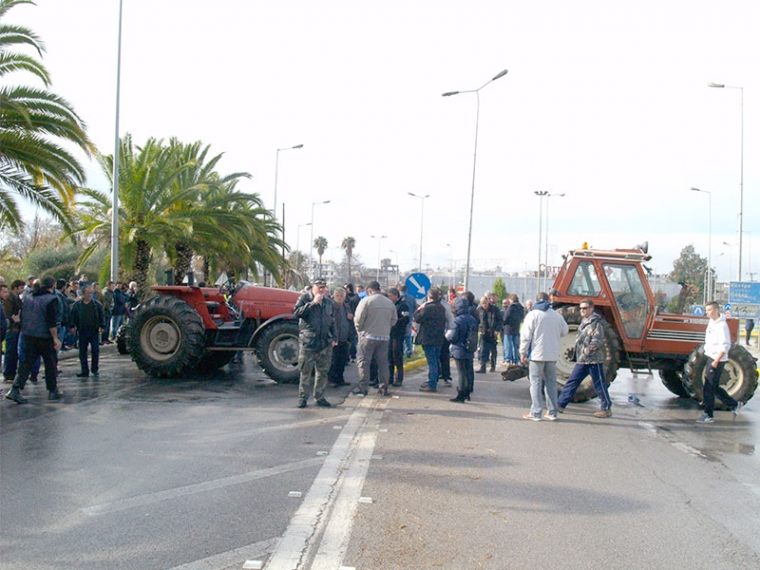 ΑΙΦΝΙΔΙΑΣΤΙΚΑ ΕΚΛΕΙΣΕ ΧΘΕΣ ΑΠΟ ΑΓΡΟΤΕΣ Η ΓΕΦΥΡΑ ΤΟΥ ΠΑΜΙΣΟΥ