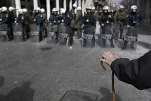 Αγρότης με τη μαγκούρα του στέκεται μπροστά από άνδρες των ΜΑΤ κατά τη διάρκεια πορείας διαμαρτυρίας αγροτών προς το κέντρο της Αθήνας,  Παρασκευή 12 Φεβρουαρίου 2016. Αγρότες από μπλόκα από όλη την Ελλάδα έχουν προγραμματίσει διήμερη διαμαρτυρία στο Σύνταγμα ζητώντας την απόσυρση του σχεδίου για το ασφαλιστικό, την  κατάργηση της φορολόγησης από το πρώτο ευρώ, την κατάργηση του ειδικού φόρου κατανάλωσης στο κρασί καθώς και την καθιέρωση αφορολόγητου πετρελαίου. ΑΠΕ-ΜΠΕ/ΑΠΕ-ΜΠΕ/ΓΙΑΝΝΗΣ ΚΟΛΕΣΙΔΗΣ