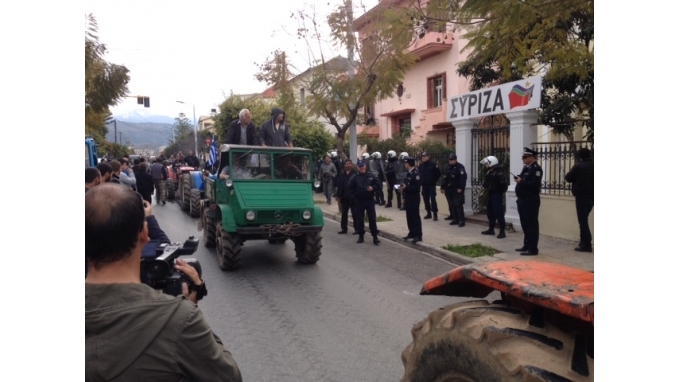 Χανιά: Μεμονωμένοι αγρότες εκσφενδόνισαν αυγά και πορτοκάλια στα γραφεία του ΣΥΡΙΖΑ