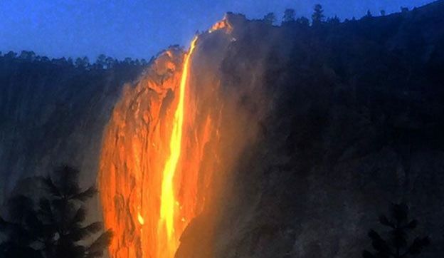 Καθηλώνει τους τουρίστες του Γιοσέμιτι ο “καταρράκτης της φωτιάς”