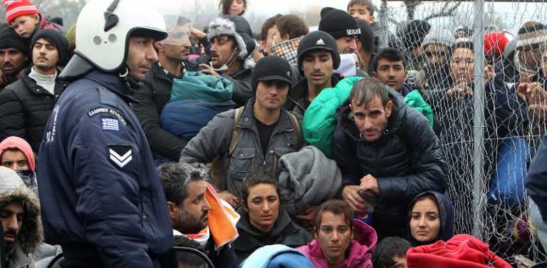 Ασφυξία στην Ειδομένη για χιλιάδες πρόσφυγες – Σούλτς: «Πάρκινγκ» προσφύγων η Ελλάδα αν κλείσουν τα σύνορα (vid)