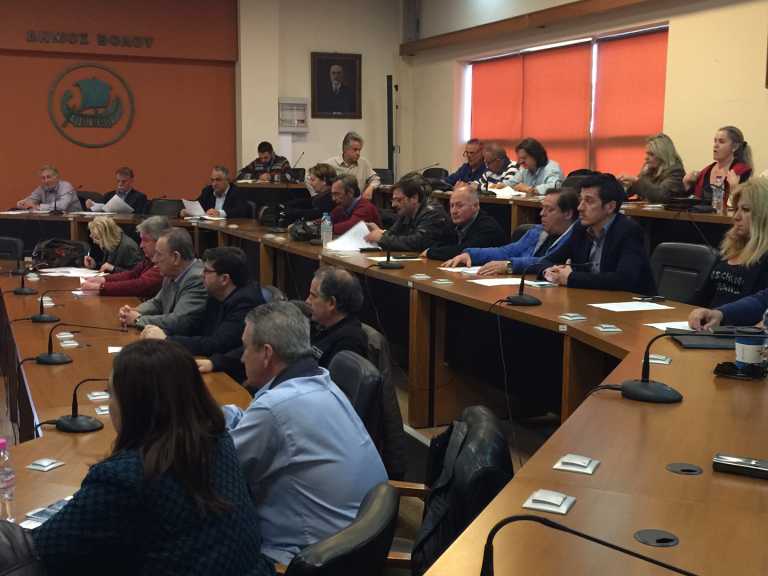 Βόλος: Μηνύσεις για τον ξυλοδαρμό του Χρυσαυγίτη θα καταθέσει η δημοτική αρχή-Ψήφισμα για τους πρόσφυγες