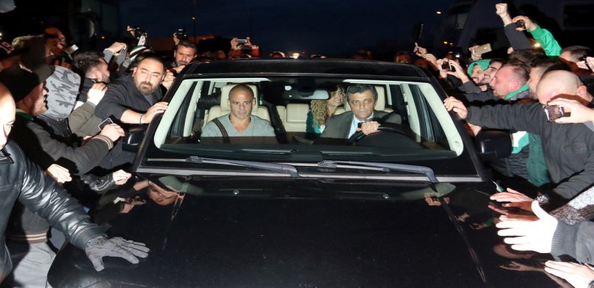 Λατρεία για Λέτο στο αεροδρόμιο – “Γύρισα πίσω για τον κόσμο” (vid)