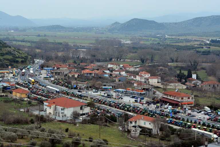 Εντείνουν τις πιέσεις τους οι αγρότες – Επ΄αόριστον κλείνουν τα Τέμπη (vid)