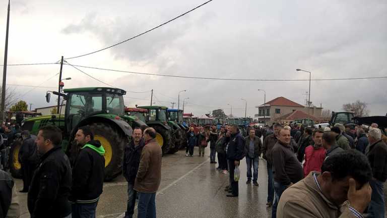 Τα βλέμματα στη συνάντηση Τσίπρα με τους αγρότες τη Δευτέρα – Το μπλόκο της Νίκαιας ζητά άλλη συνάντηση την Τρίτη  (vid)