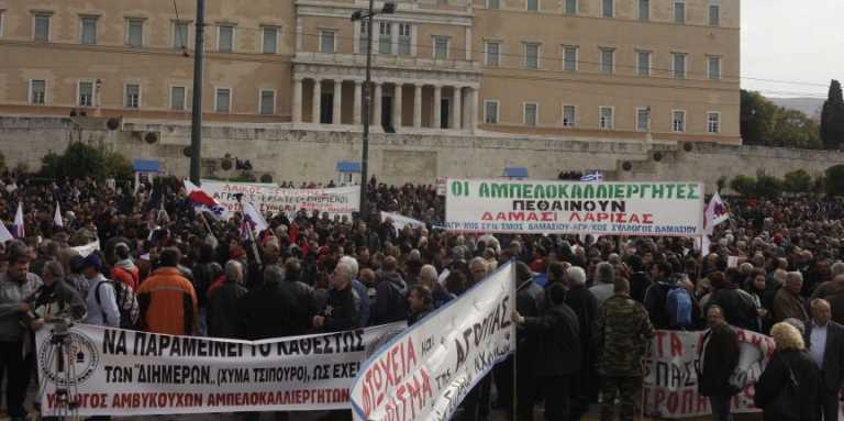 Στο Σύνταγμα το συλλαλητήριο των αγροτών – Σε διάλογο τους καλεί η κυβέρνηση – Κλειστοί οι δρόμοι στο κέντρο της Αθήνας (vid)