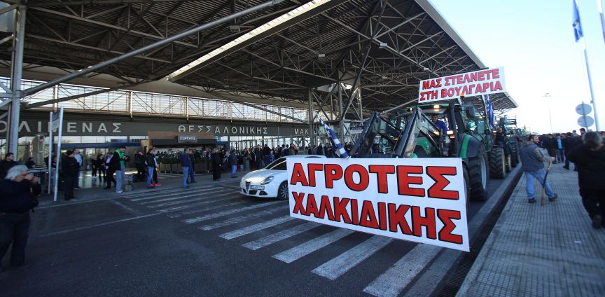 Ενισχύονται τα μπλόκα των αγροτών – Πολύωροι αποκλεισμοί δρόμων