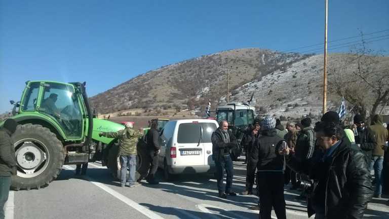 Φλώρινα: Σκληραίνουν τη στάση τους οι αγρότες της Φλώρινας