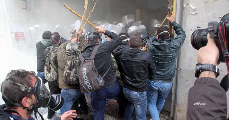 Στην Αθήνα οι αγρότες – Σημεία ελέγχου και κλειστοί δρόμοι – Επεισόδια στο Χαϊδάρι και στο Αγροτικής Ανάπτυξης – Προσαγωγές (vid)