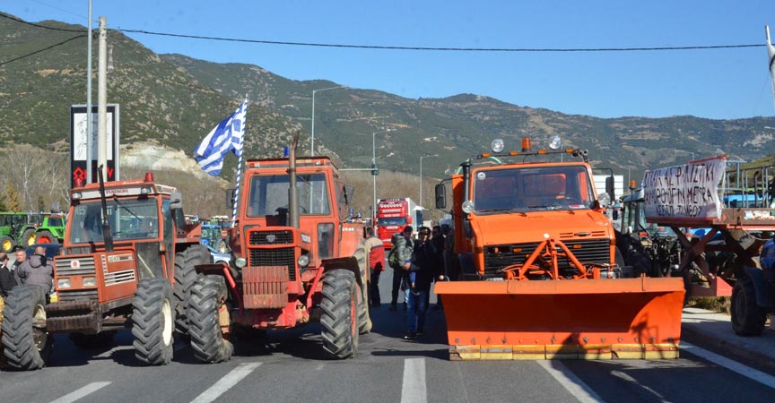Αγροτικά μπλόκα παντού- Με το βλέμμα στραμμένο στη Νίκαια (vid)