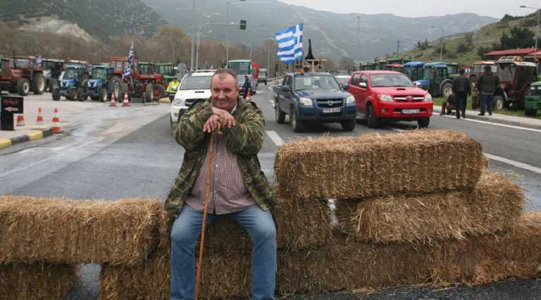 Στα μπλόκα οι αγρότες- Σε πανελλαδική σύσκεψη την Κυριακή καλεί το μπλόκο της Νίκαιας (vid)