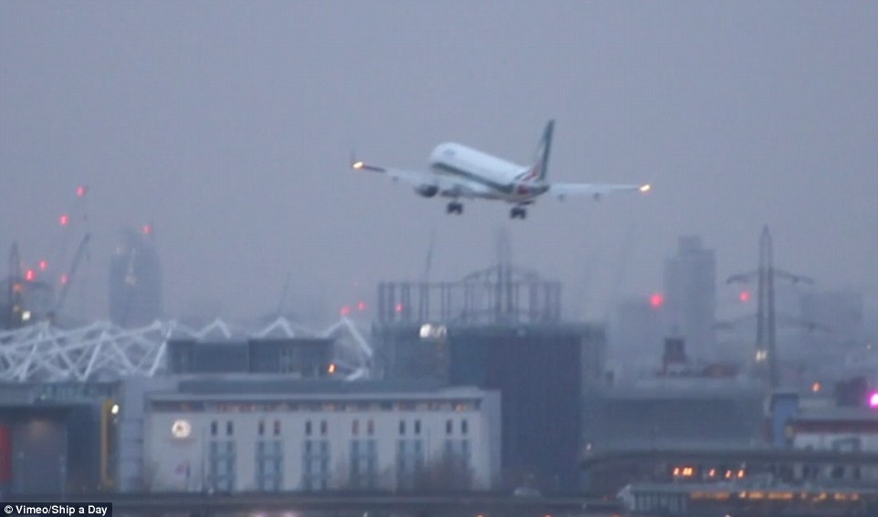 Λονδίνο: Παρά λίγο τραγωδία με αεροσκάφος της Αλιτάλια – Προσγείωση τρόμου (vid)