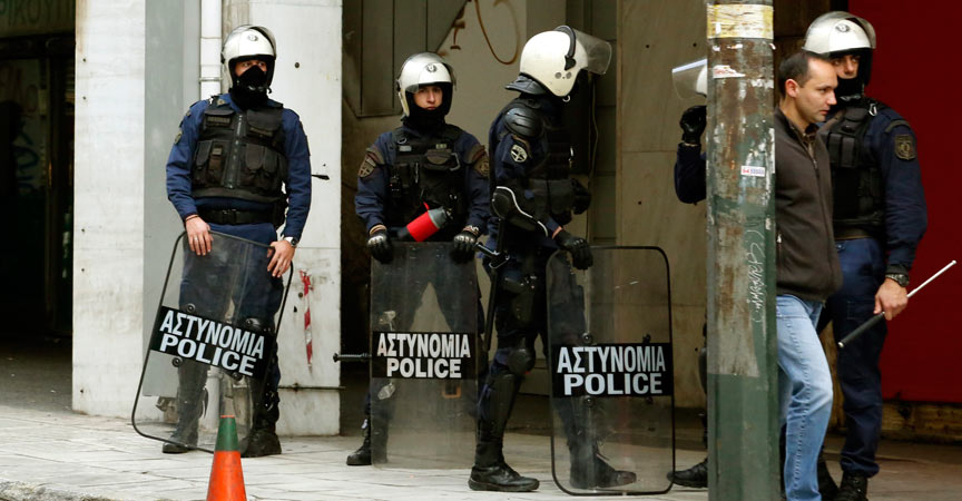 Επίθεση με μολότοφ σε διμοιρίες των ΜΑΤ στα Εξάρχεια-Για επίθεση στα γραφεία του καταγγέλλει το ΠΑΣΟΚ (vid)
