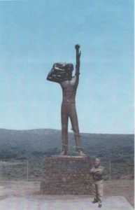 Το άγαλμα του "Δεσμώτη Μακρονησιώτη". Έργο του γλύπτη και αρχιτέκτονα Γρηγόρη Ριζόπουλου 