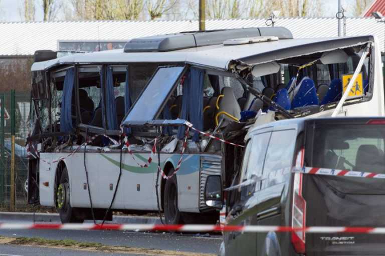 Έξι μαθητές νεκροί από μετωπική σύγκρουση σχολικού και φορτηγού στη Γαλλία