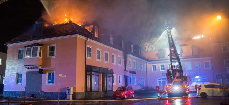 Γερμανία: Επευφημίες περαστικών για πυρκαγιά σε κέντρο υποδοχής προσφύγων – Καταδίκη από κυβέρνηση και πολιτικά κόμματα (vid)