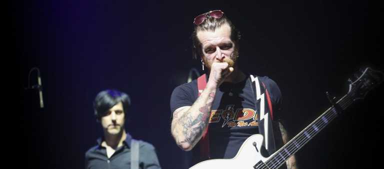 Ολοκλήρωσαν τη συναυλία του Bataclan οι Eagles of Death Metal (vid)