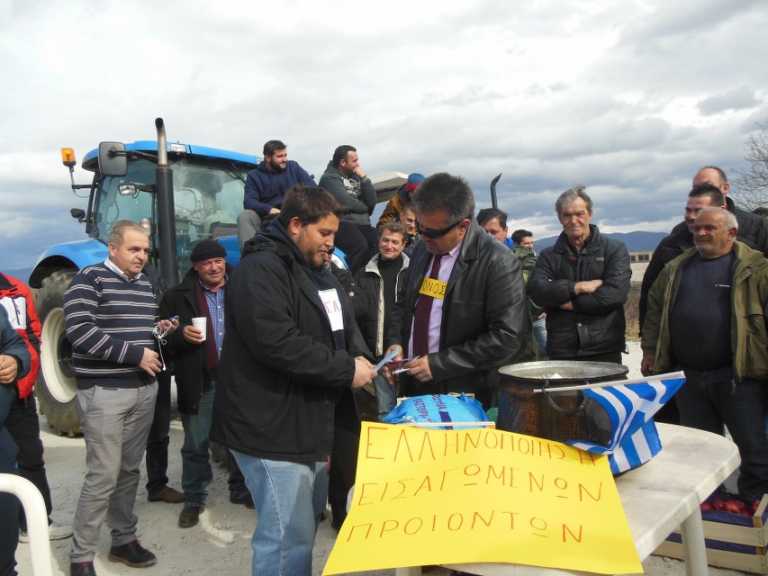 Καστοριά: Παράσταση διαμαρτυρίας με… “βαφτίσια”