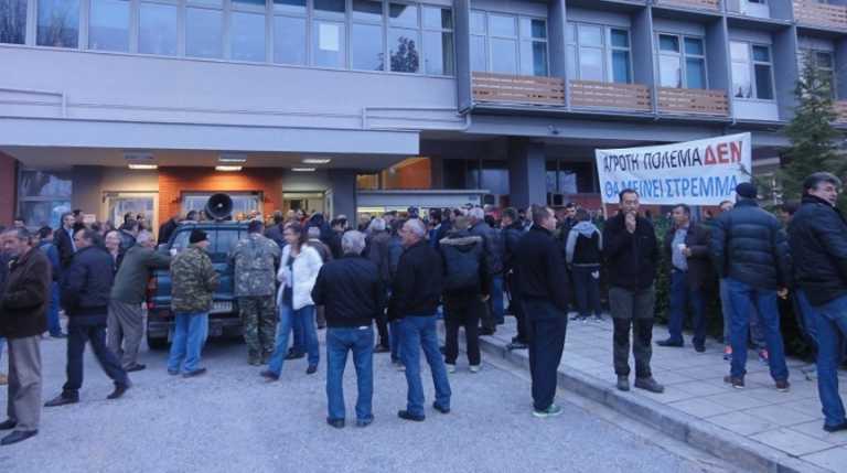 Καβάλα: Αποκλεισμός του κτιρίου της Αντιπεριφέρειας από αγρότες