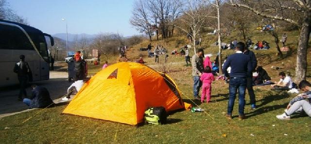 Συγκέντρωση ειδών για τους πρόσφυγες στο Μουργκάνι Τρικάλων -Έλεγχοι και σε λεωφορεία στα όρια του Νομού Καρδίτσας