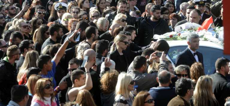 Το τελευταίο αντίο στον Παντελή Παντελίδη με πολύ κόσμο, βουβό σπαραγμό και τα αγαπημένα του τραγούδια (vid)